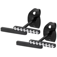 Musta korvakorut kristalleilla Kaksi mustaa korvakorua kirkkailla kristalleilla valkoisella taustalla