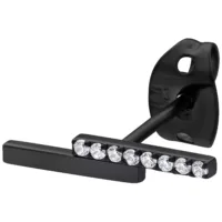 Musta korvakorut kristalleilla Musta korvakoru kirkkailla kristalleilla valkoisella taustalla