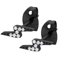 Mustat salamamuotoiset korvakorut kirkkailla kristalleilla valkoisella taustalla