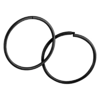 Mustat Ontot Renkaat Kirurginteräksestä Kaksi mustaa onttoa rengasta kirurginteräksestä valkoisella taustalla