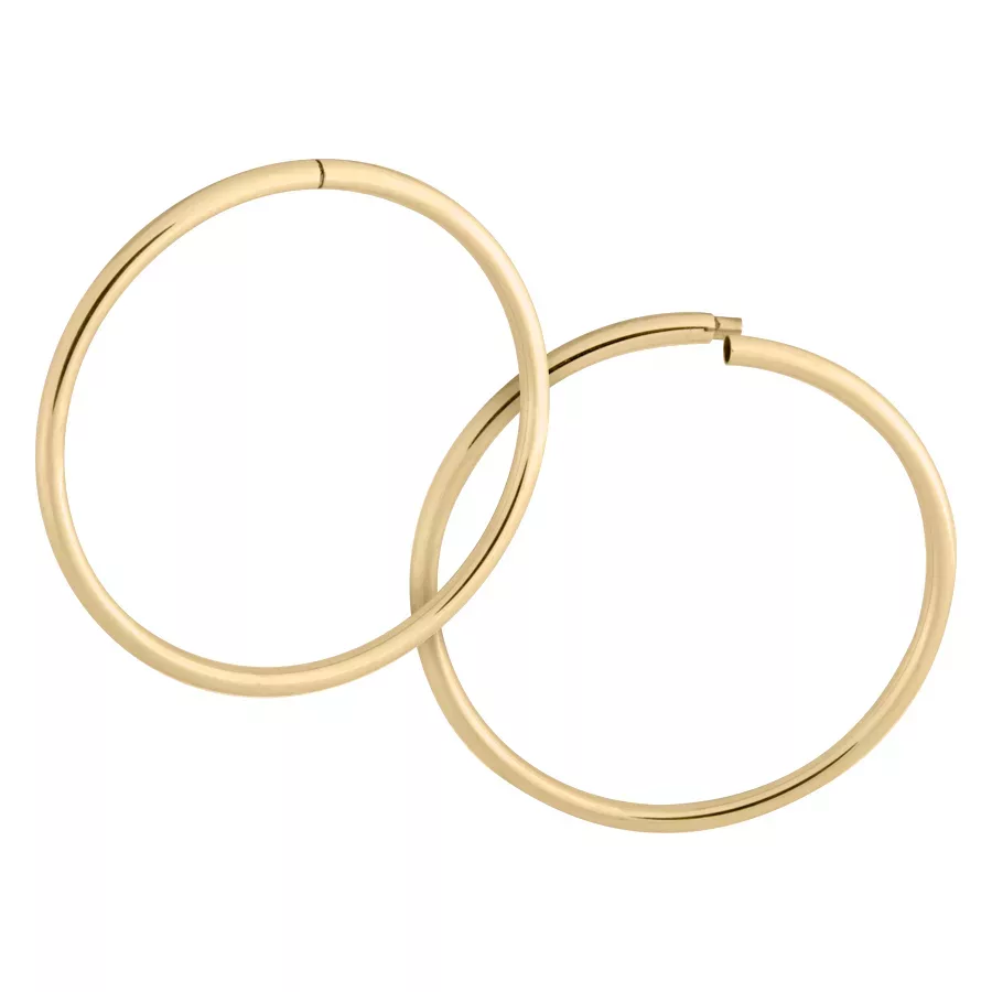 Kultaiset ontot rengaskorvakorut kirurginteräksestä Kaksi kultaista rengaskorvakorua kirurginteräksestä valkoisella taustalla