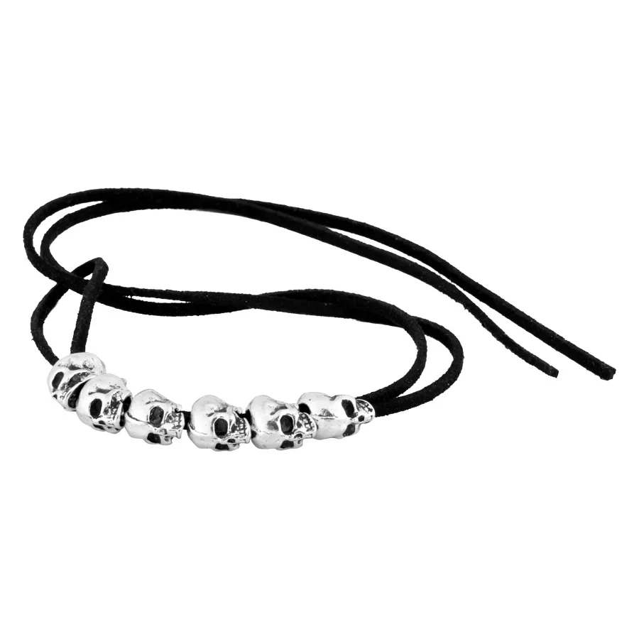 Musta Skulls hiuslenkki pääkalloilla Musta hiuslenkki, jossa useita hopeisia pääkalloja valkoisella taustalla