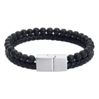 Doppelarmband aus Leder und Stahl Schwarzes Lederarmband mit mattschwarzen Perlen und silbernem Magnetverschluss auf weißem Hintergrund