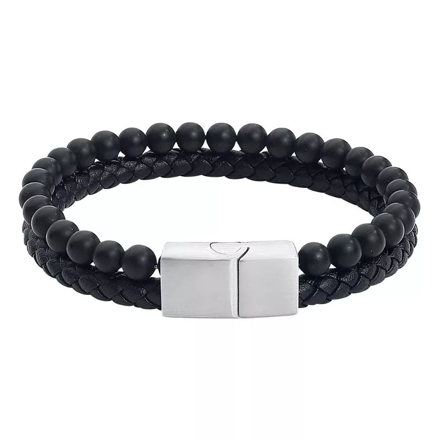Doppelarmband aus Leder und Stahl Schwarzes Lederarmband mit mattschwarzen Perlen und silbernem Magnetverschluss auf weißem Hintergrund