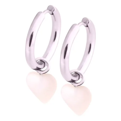 Hopeiset renkaat sydämenmuotoisella, valkoisella riipuksella valkoisella taustalla