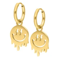 Kultaiset Smiley-korvakorut - Petits anneaux Kaksi kultaista korvakorua Smiley-riipuksella valkoisella taustalla