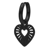 Musta sydänkorvakorut kirurginteräksestä Musta korvakoru sydämenmuotoisella riipuksella valkoisella taustalla