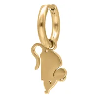 Kultaiset korvakorut kissan ja hiiren riipuksilla valkoisella taustalla