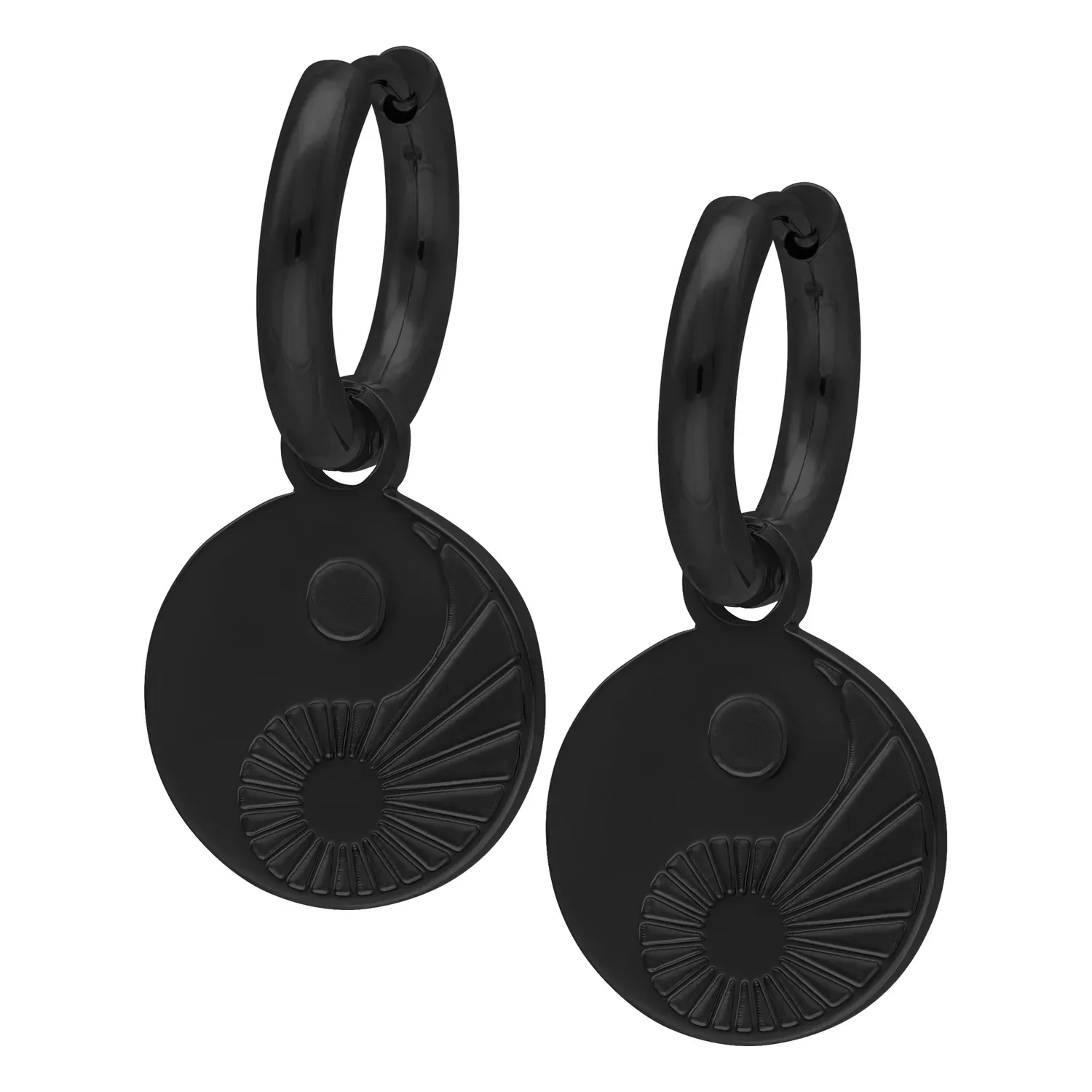 Kaksi kiiltävää mustaa korvarengasta Yin Yang -riipuksilla valkoisella taustalla