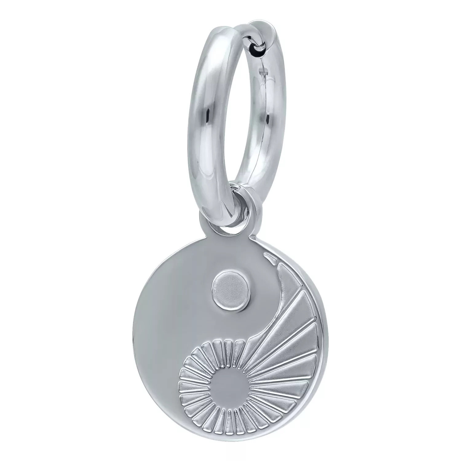 Hopeiset Yin Yang -korvakorut kirurginteräksestä valkoisella taustalla