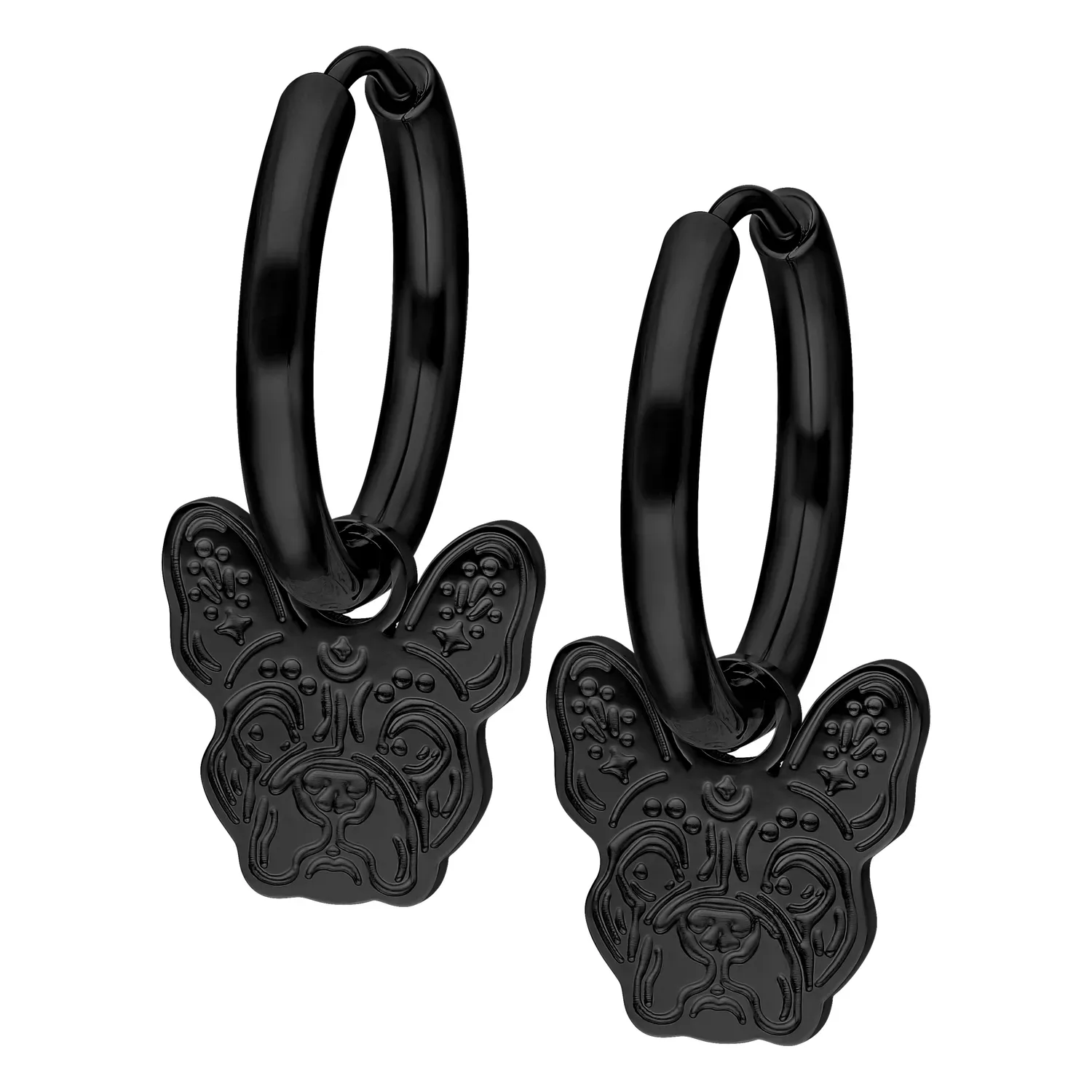 Musta bulldogin pään muotoiset korvakorut valkoisella taustalla