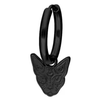 Musta korvakoru kirurginteräksestä, jossa on Sphynx-riipus valkoisella taustalla