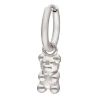 Hopeinen korvakoru, jossa Gummi Bear -riipus valkoisella taustalla