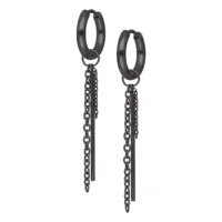 Mustat korvakorut ketjuyksityiskohdilla valkoisella taustalla