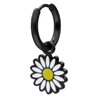 Musta Little Daisy Hoops päivänkakkaroilla Musta korvakoru päivänkakkara-riipuksella valkoisella taustalla