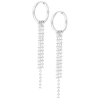 Silberne Little Ballchain Hoops Ohrringe Silberne Ohrringe mit Kettenanhängern auf weißem Hintergrund