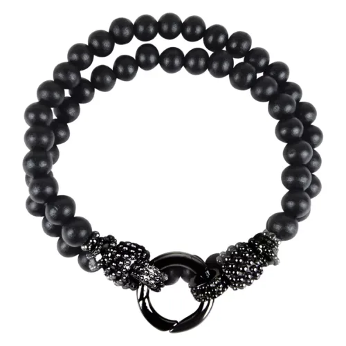 Musta rannekoru puusta ja kirurginteräksestä, 160 mm pitkä, valkoisella taustalla