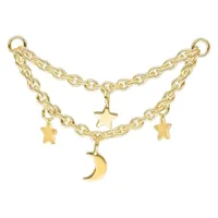 Kultainen piercingketju, jossa on kuu- ja tähti-riipukset valkoisella taustalla