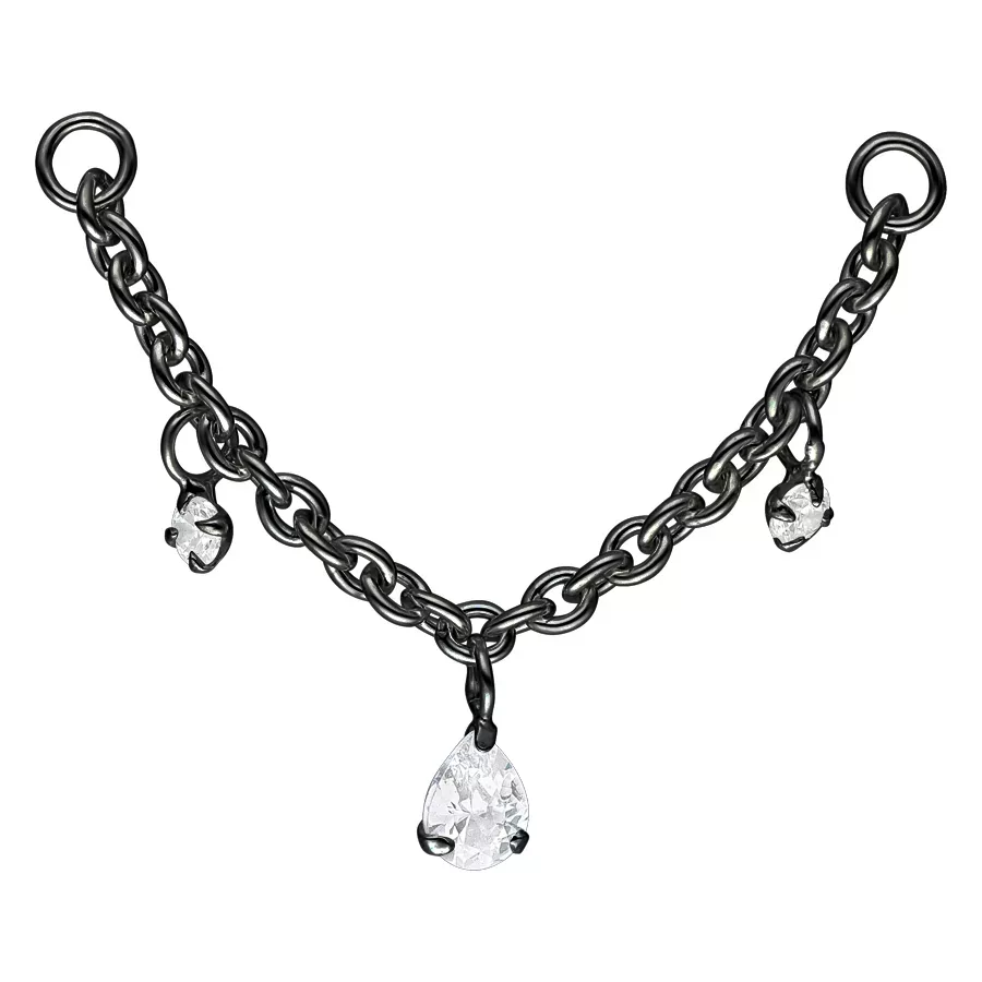 Musta lävistysketju kristalliriipuksilla Musta metalliketju kristallinkirkkailla pisariipuksilla valkoisella taustalla