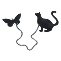 Schwarze Acrylbrosche in Katzenform mit Schmetterling, verbunden durch Kette