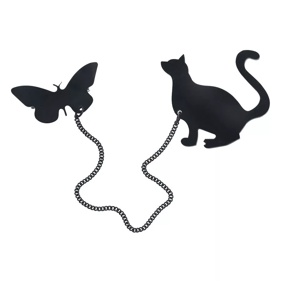 Schwarze Acrylbrosche in Katzenform mit Schmetterling, verbunden durch Kette