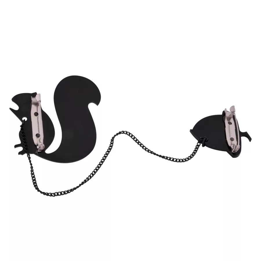 Schwarze Eichhörnchen-Anstecknadel aus Messing mit Kette auf weißem Hintergrund