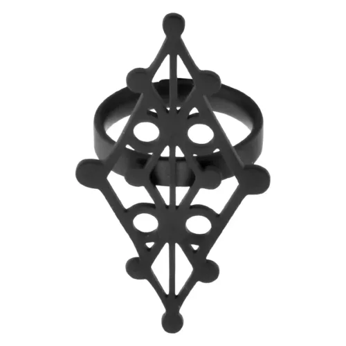 Musta Witchcraft Rune -sormus kirurginteräksestä, geometrinen muotoilu valkoisella taustalla