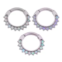 Silberner Opal Clicker mit Synthetischem Opal Drei silberne Piercingringe mit rosa, weißen und blauen Opalsteinen auf weißem Hintergrund