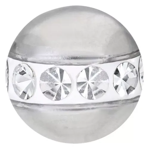 Runder silberner Aufsatz mit klaren Kristallen auf weißem Hintergrund