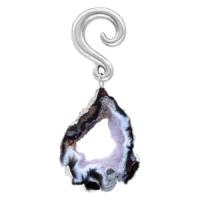 Intialainen akaatti korvakoru hopeanvärisellä metallikoukulla valkoisella taustalla