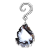 Hopeinen korvakoru intialaisella akaatilla ja kaarevalla koukulla valkoisella taustalla