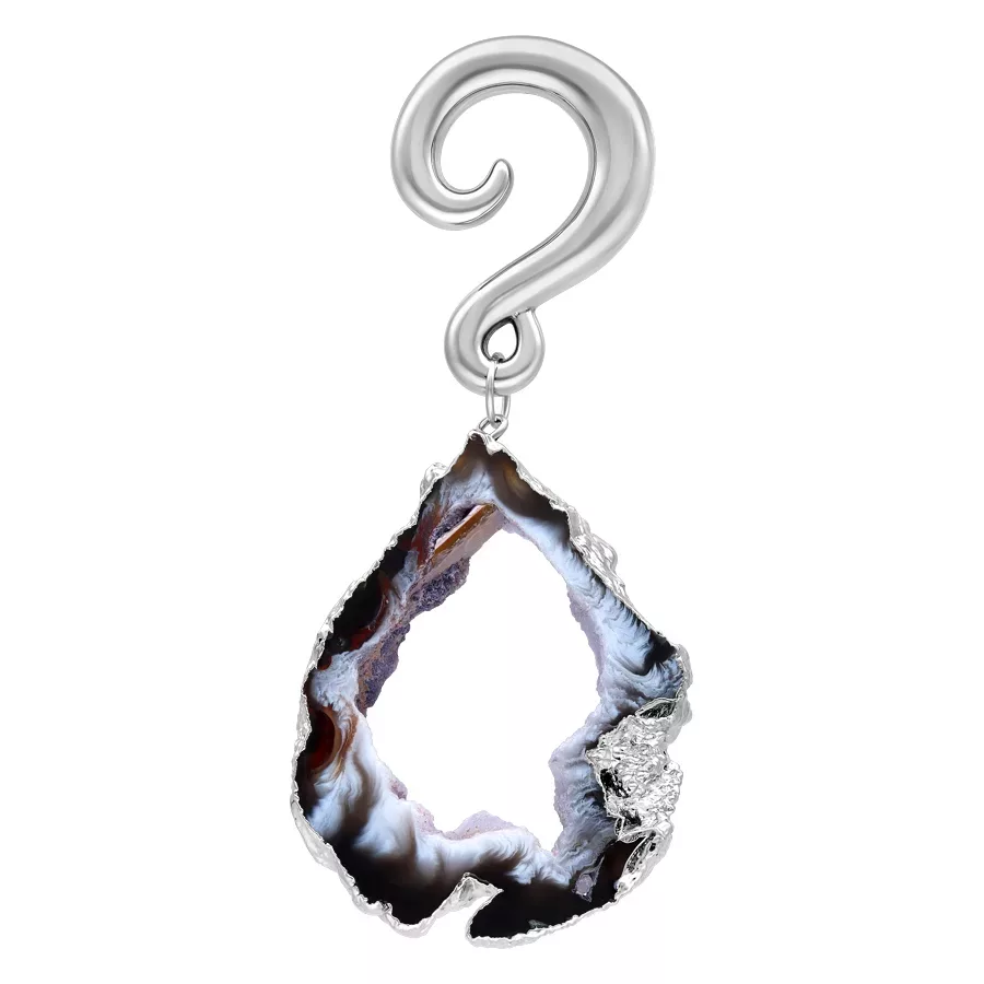 Intialainen akaatti korvapaino hopeakoukulla valkoisella taustalla