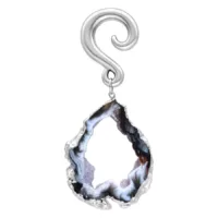 Hopeinen korvakoru intialaisesta akaattikivestä, valkoisella taustalla