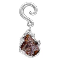 Hopeinen korvapaino intialaisella akaattikivellä ja roikkuvalla koristeella valkoisella taustalla