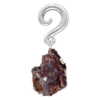 Intialainen akaatti korvakoru hopeametallikoukulla valkoisella taustalla