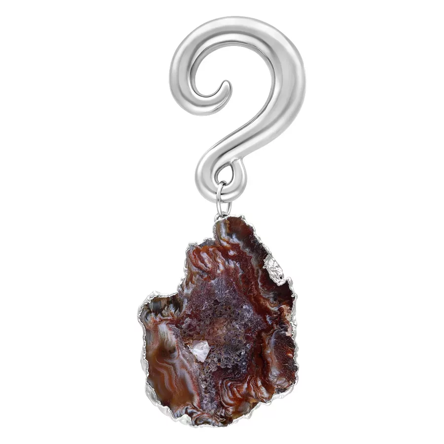 Intialainen akaatti korvakoru hopeametallikoukulla valkoisella taustalla