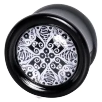 Cocoon Plug Schwarz-Weiß Design 14-24mm Schwarzer Cocoon Plug mit weißem, mandalaartigem Muster auf weißem Hintergrund