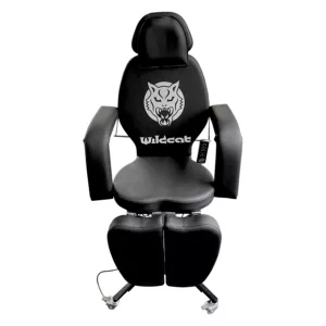 Musta Wildcat Pro Tattoo -makuuasento keinonahkaverhoilulla, pyörillä
