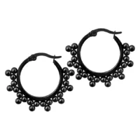 Schwarze Ohrringe aus Chirurgenstahl Schwarze Ohrringe aus Chirurgenstahl 316L auf weißem Hintergrund