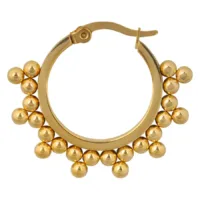 Goldene Creolen mit dekorativen Kugeln auf weißem Hintergrund