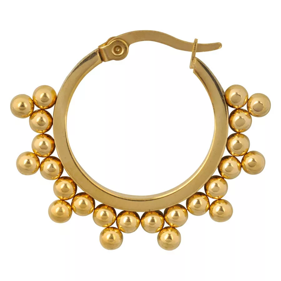 Goldene Creolen mit dekorativen Kugeln auf weißem Hintergrund