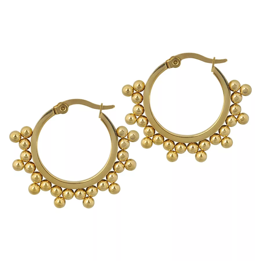 Goldene Ohrringe aus Chirurgenstahl mit kugelförmigen Verzierungen auf weißem Hintergrund