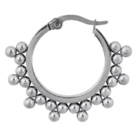 Silberne Ohrringe aus Chirurgenstahl mit Ornamenten Silberne Ohrringe aus Chirurgenstahl, runde Form mit Kugelverzierungen auf weißem Hintergrund