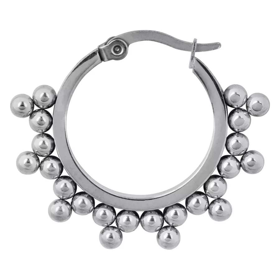 Silberne Ohrringe aus Chirurgenstahl mit Ornamenten Silberne Ohrringe aus Chirurgenstahl, runde Form mit Kugelverzierungen auf weißem Hintergrund