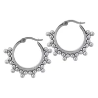 Silberne Ornament Ohrringe aus Stahl Silberne Creolen-Ohrringe mit Kugel-Ornamenten auf weißem Hintergrund