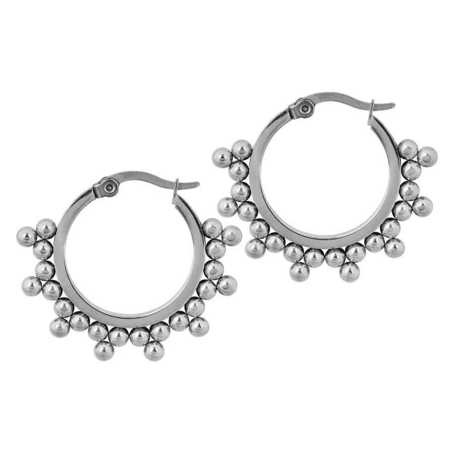 Silberne Ornament Ohrringe aus Stahl Silberne Creolen-Ohrringe mit Kugel-Ornamenten auf weißem Hintergrund