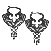 Musta Ginkgo korvakorut kirurginteräksestä valkoisella taustalla