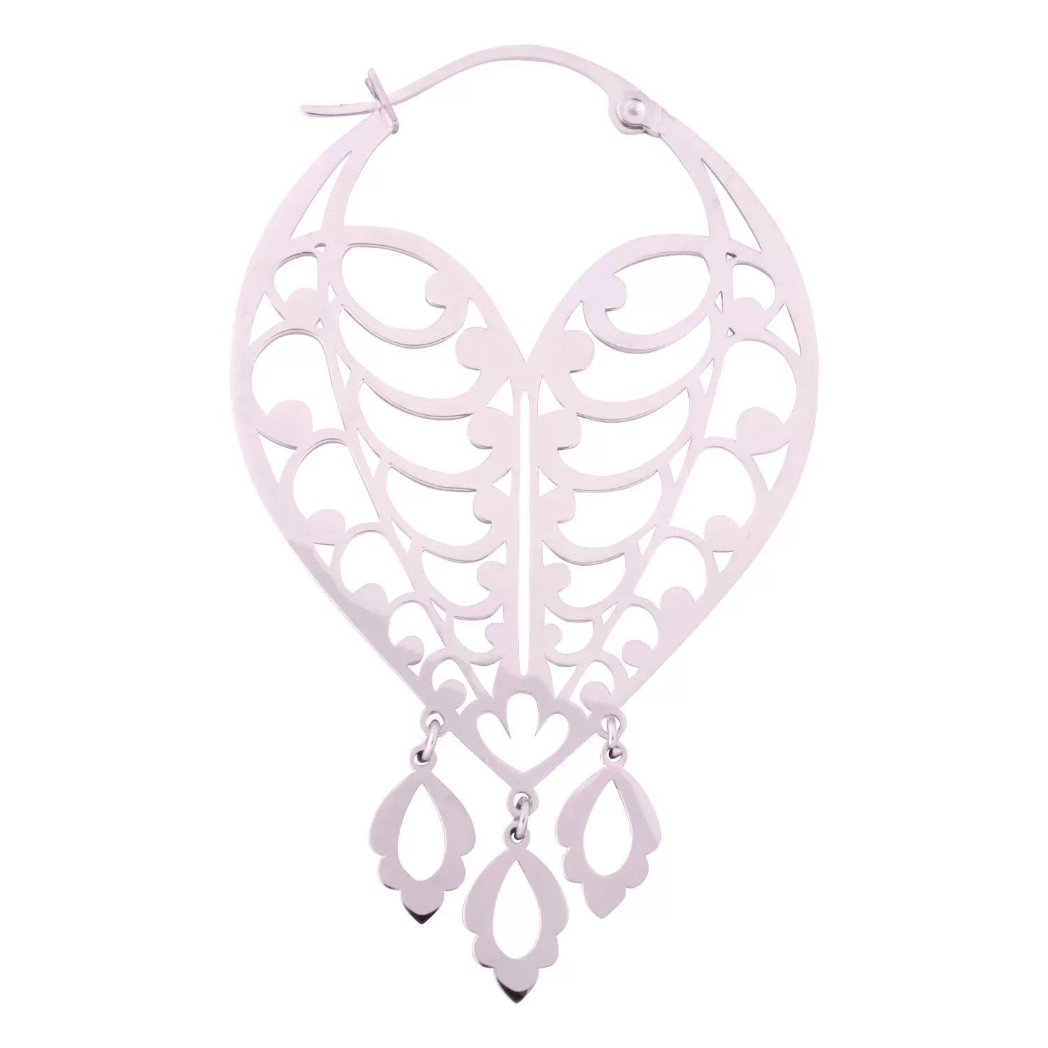 Silberne Ohrringe im Burlesque-Stil mit filigranem Muster und Klappverschluss auf weißem Hintergrund