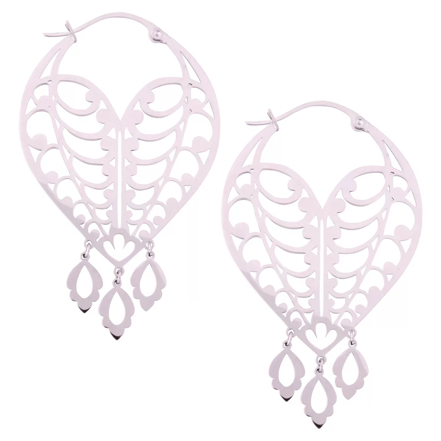 Zwei silberne Ohrringe mit filigranem Design auf weißem Hintergrund