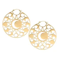 Kultaiset korvakorut kuun eklipsi -designilla ja klipsilukolla valkoisella taustalla